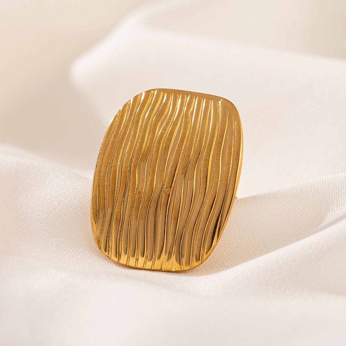 قرط ذو منصة