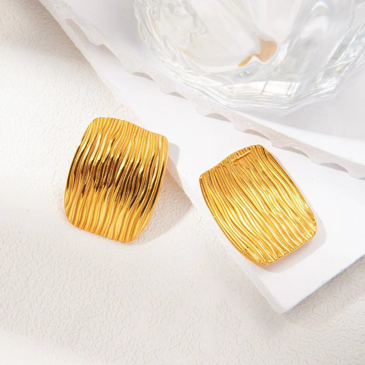 قرط ذو منصة