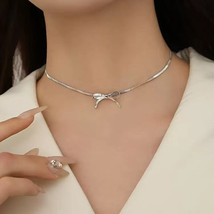 Collier Bow Tie