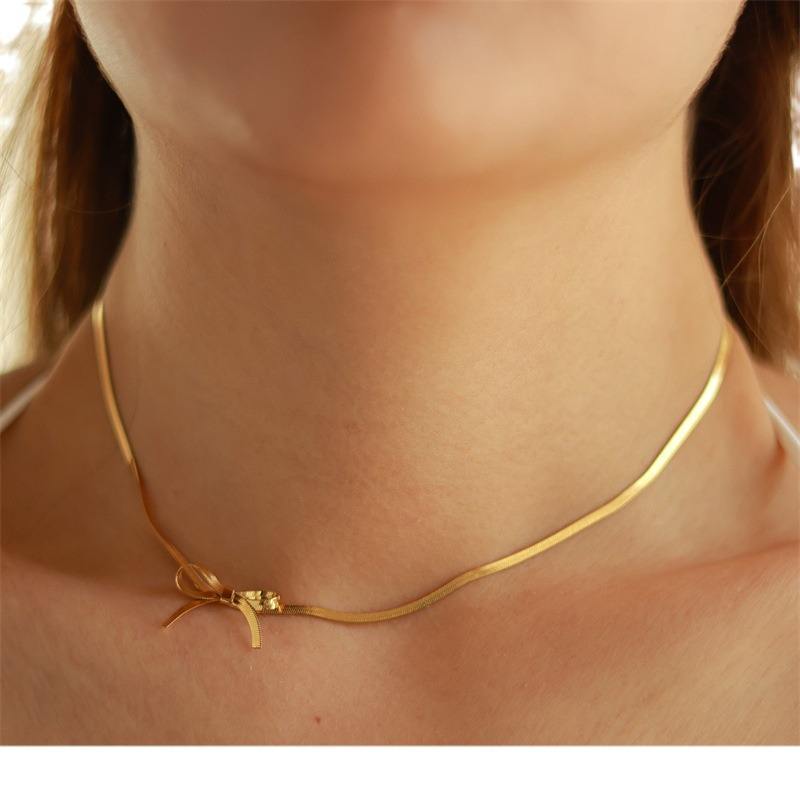 Collier Bow Tie