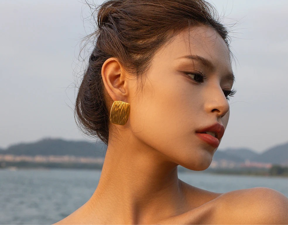 قرط ذو منصة