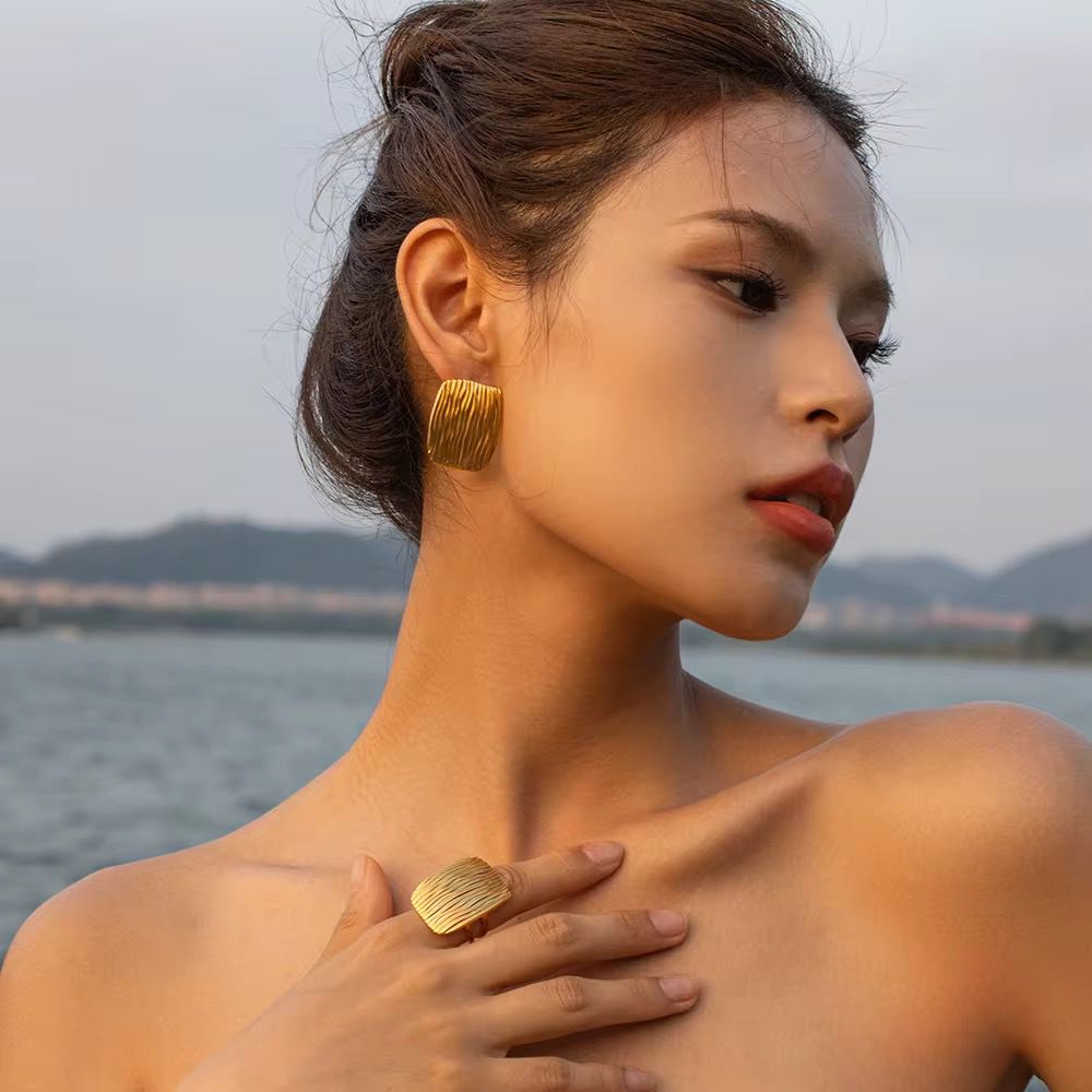 قرط ذو منصة