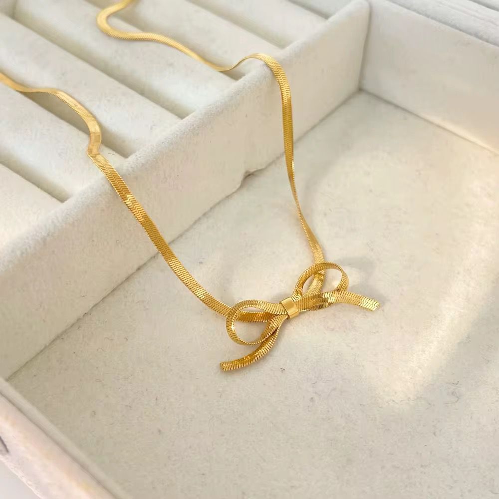 Collier Bow Tie